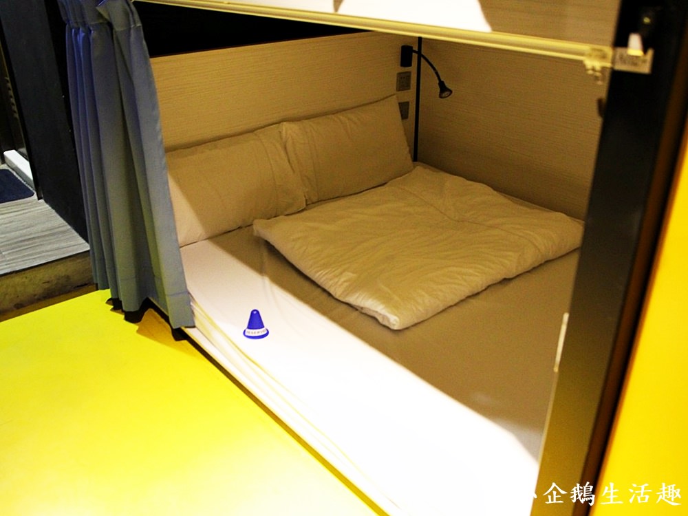 台北住宿｜西門街角旅店 復古電玩 特色裝潢 雙人床的背包客旅店