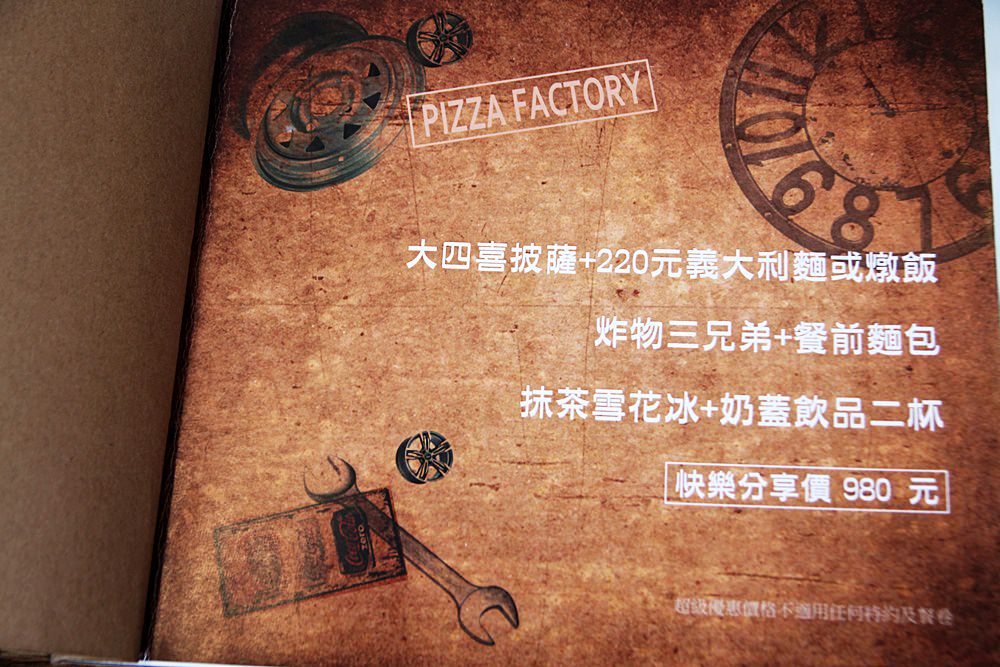 台中美食｜貨櫃工業風的Pizza Factory披薩工廠 餐點CP值高又美味 乾燥花IG打卡點