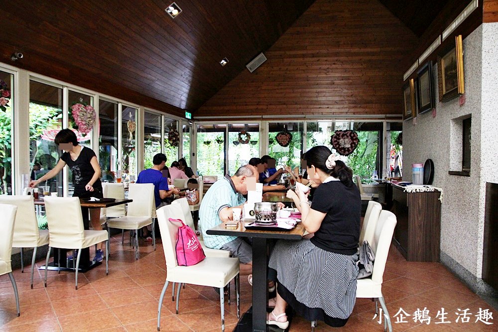 彰化美食。景觀餐廳｜彰化田尾的歐式莊園 溜滑梯。沙坑。魚池。草坪。夢幻玻璃屋