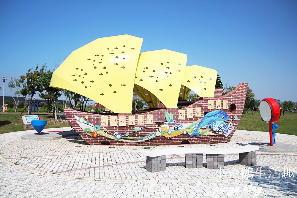 頂魚寮公園｜台中免費景點 3D海洋彩繪 鯨魚溜滑梯 彩虹椅 台中海線IG打卡點