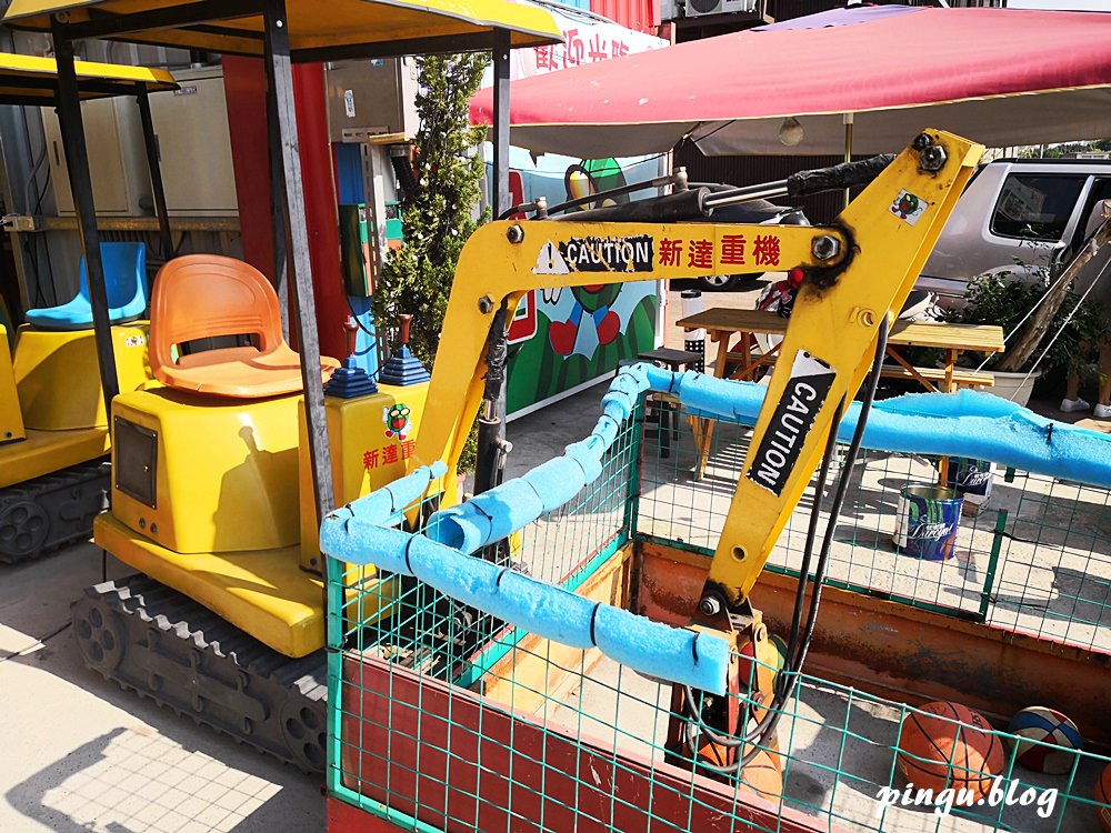 台中親子遊戲室｜9453西瓜親子童樂會 迷你挖土機樂園 甩尾賽車、挖土機、碰碰車、戲水區/球池 好好玩