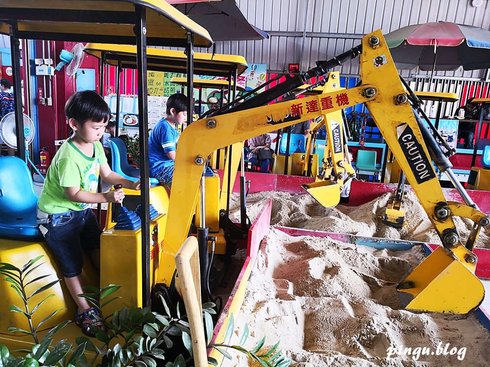 台中親子遊戲室｜9453西瓜親子童樂會 迷你挖土機樂園 甩尾賽車、挖土機、碰碰車、戲水區/球池 好好玩