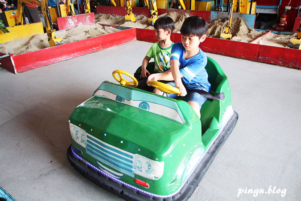 台中親子遊戲室｜9453西瓜親子童樂會 迷你挖土機樂園 甩尾賽車、挖土機、碰碰車、戲水區/球池 好好玩