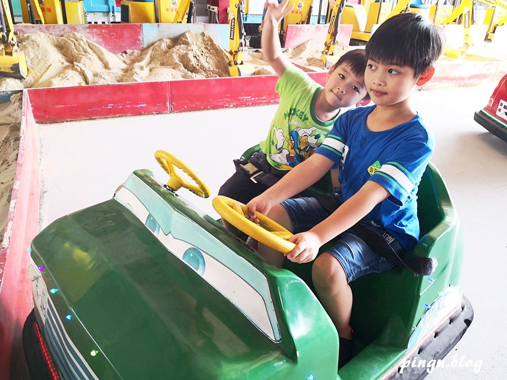 台中親子遊戲室｜9453西瓜親子童樂會 迷你挖土機樂園 甩尾賽車、挖土機、碰碰車、戲水區/球池 好好玩