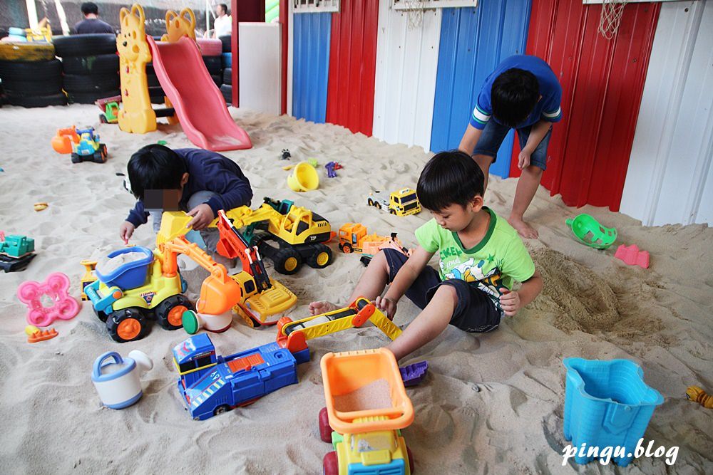 台中親子遊戲室｜9453西瓜親子童樂會 迷你挖土機樂園 甩尾賽車、挖土機、碰碰車、戲水區/球池 好好玩