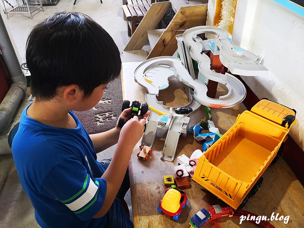 台中親子遊戲室｜9453西瓜親子童樂會 迷你挖土機樂園 甩尾賽車、挖土機、碰碰車、戲水區/球池 好好玩