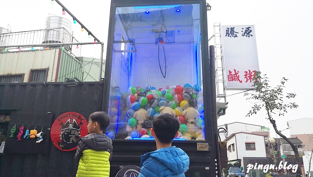 台南玩樂景點 瘋狂虎克巨型娃娃機 全台第一台兩層樓高娃娃機 保夾只要100元
