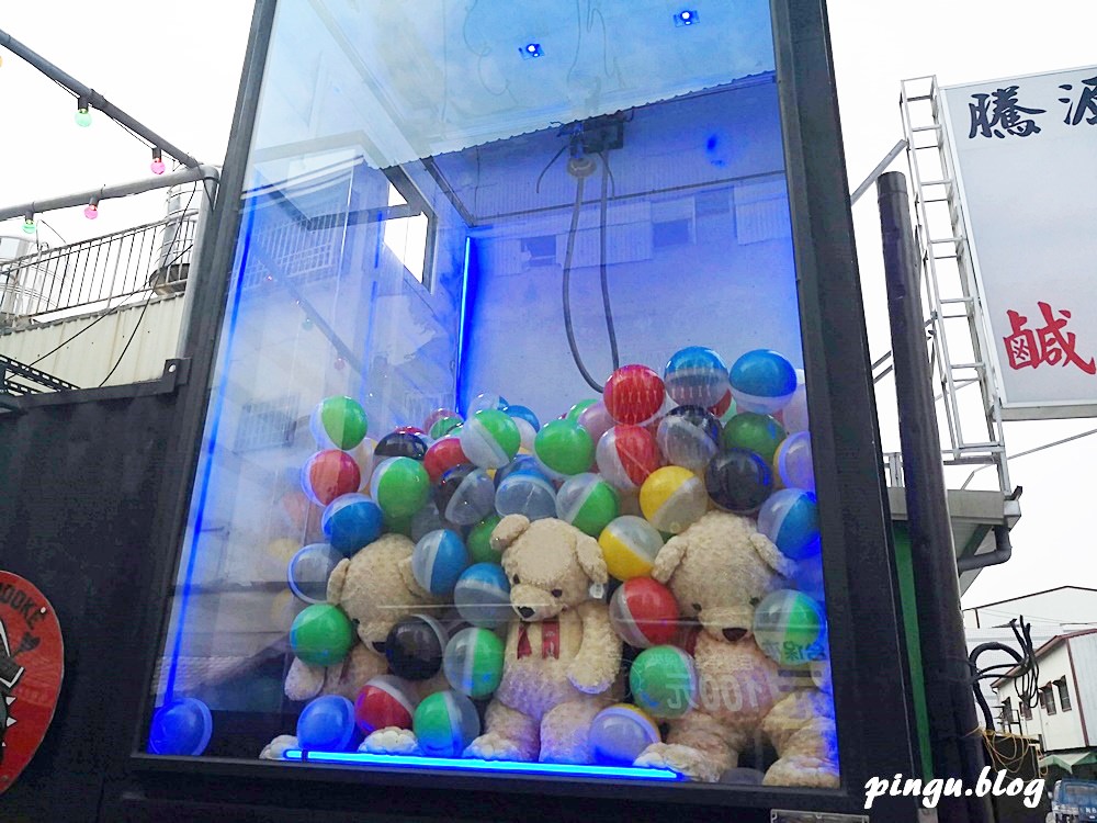 台南玩樂景點 瘋狂虎克巨型娃娃機 全台第一台兩層樓高娃娃機 保夾只要100元
