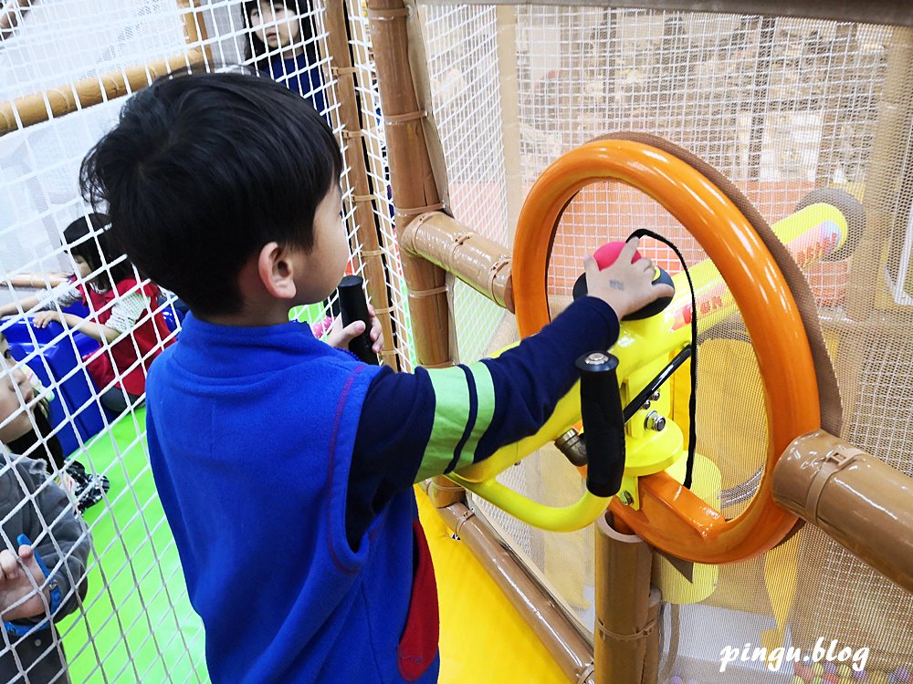 彰化親子餐廳｜彩色王國親子餐廳(鹿兒島館) 大型城堡遊戲室 小孩的玩樂天堂