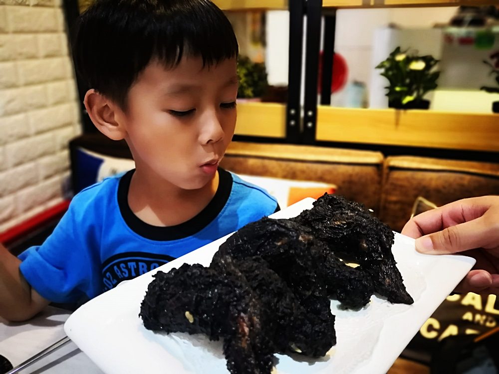 新加坡美食｜100CM超震撼分米雞 炸到黑嚕嚕的炸雞也能吃?