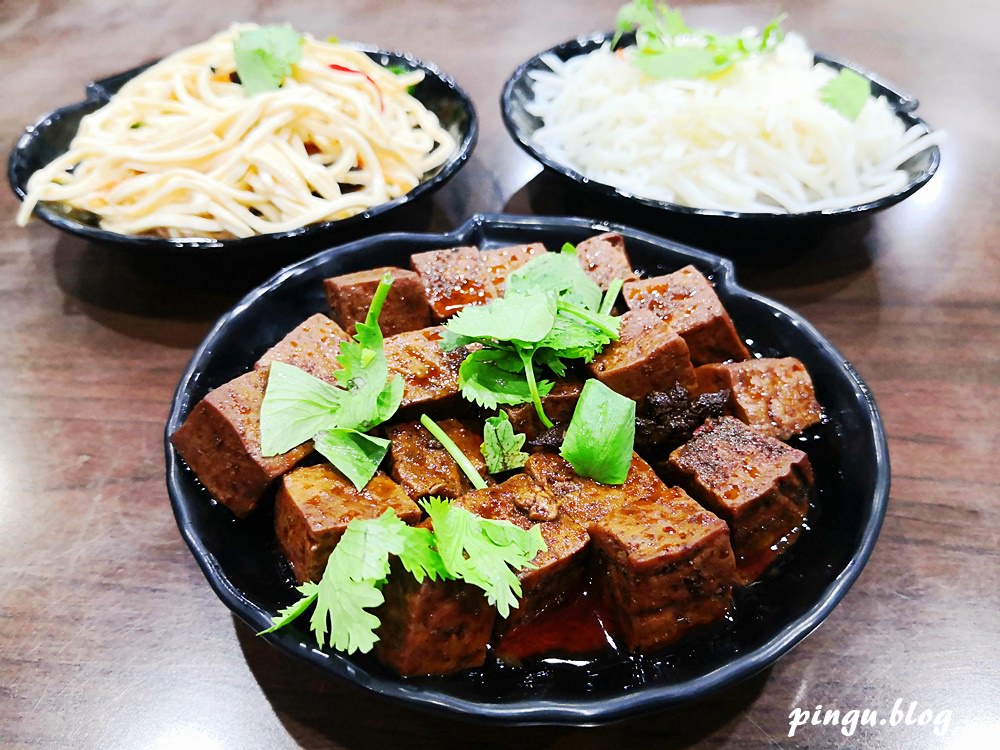 台中美食｜小瀋陽酸菜白肉鍋 東北傳統炭火銅鍋 酸菜白肉+麻辣鍋雙重美味的鴛鴦鍋