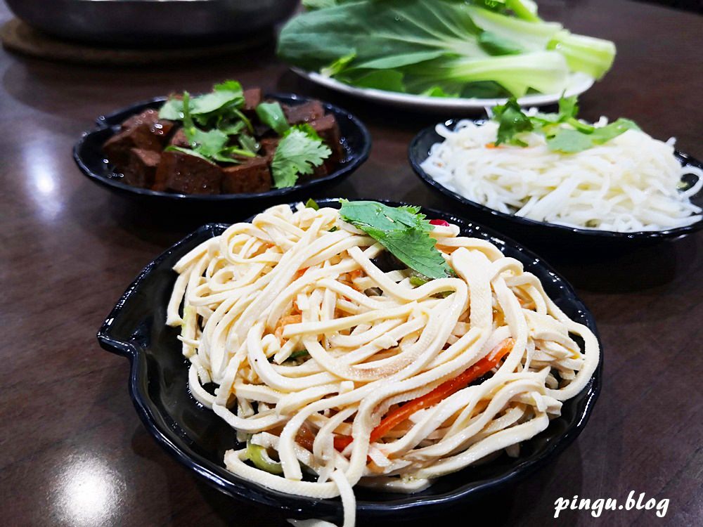 台中美食｜小瀋陽酸菜白肉鍋 東北傳統炭火銅鍋 酸菜白肉+麻辣鍋雙重美味的鴛鴦鍋