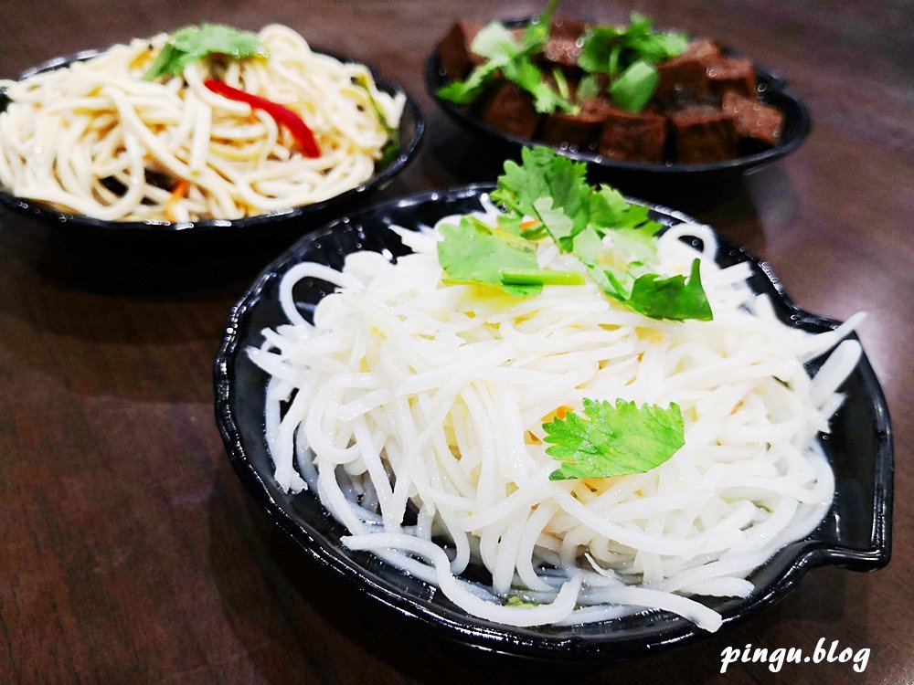 台中美食｜小瀋陽酸菜白肉鍋 東北傳統炭火銅鍋 酸菜白肉+麻辣鍋雙重美味的鴛鴦鍋