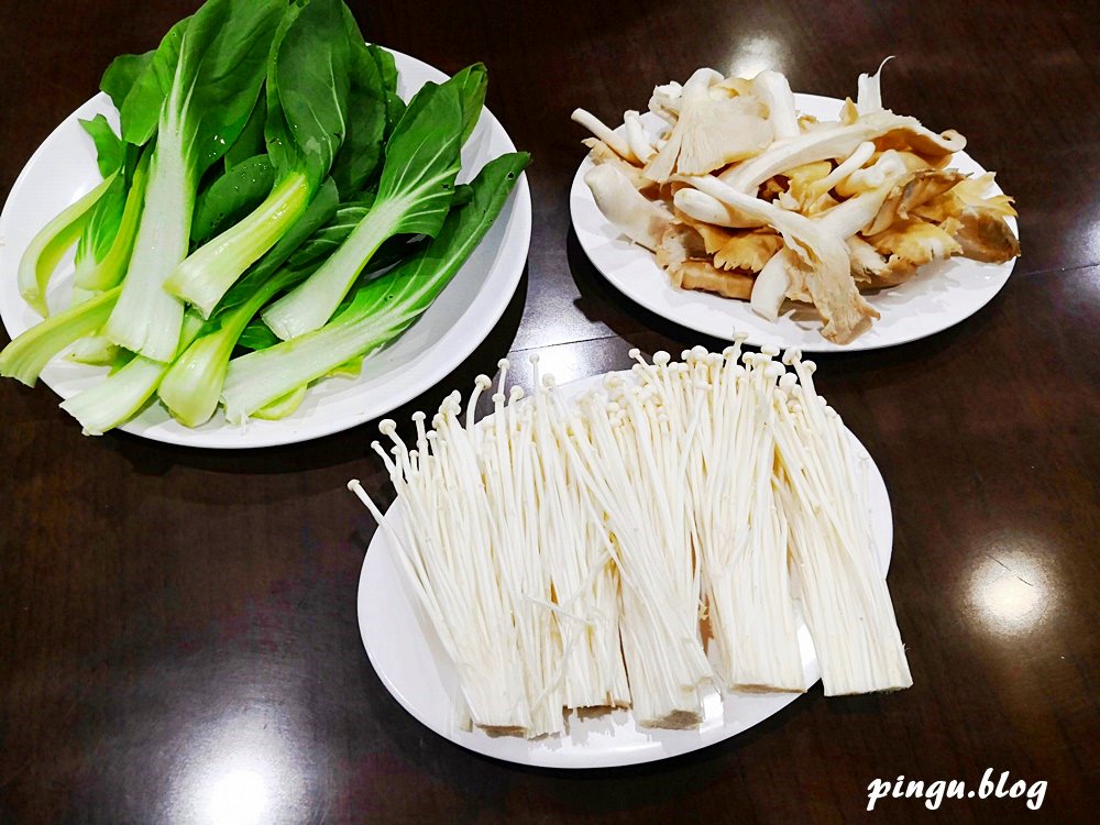 台中美食｜小瀋陽酸菜白肉鍋 東北傳統炭火銅鍋 酸菜白肉+麻辣鍋雙重美味的鴛鴦鍋