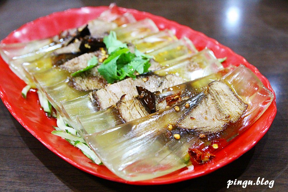 台中美食｜小瀋陽酸菜白肉鍋 東北傳統炭火銅鍋 酸菜白肉+麻辣鍋雙重美味的鴛鴦鍋