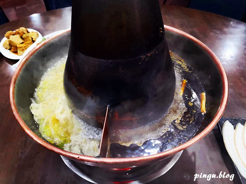 台中美食｜小瀋陽酸菜白肉鍋 東北傳統炭火銅鍋 酸菜白肉+麻辣鍋雙重美味的鴛鴦鍋