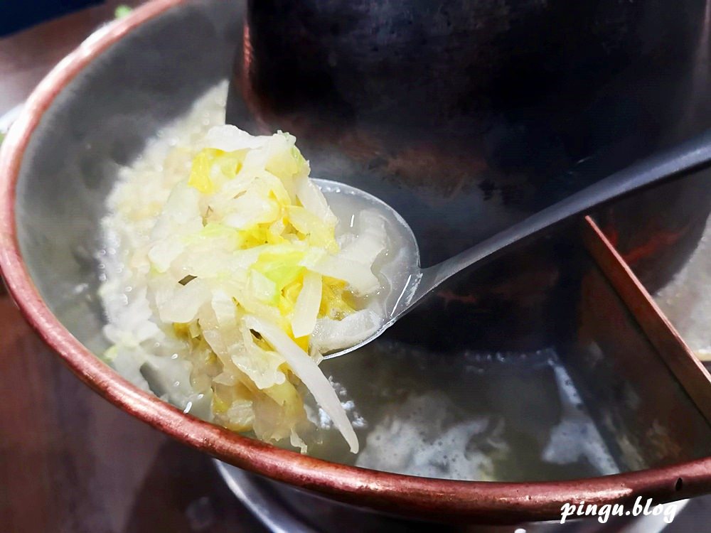 台中美食｜小瀋陽酸菜白肉鍋 東北傳統炭火銅鍋 酸菜白肉+麻辣鍋雙重美味的鴛鴦鍋