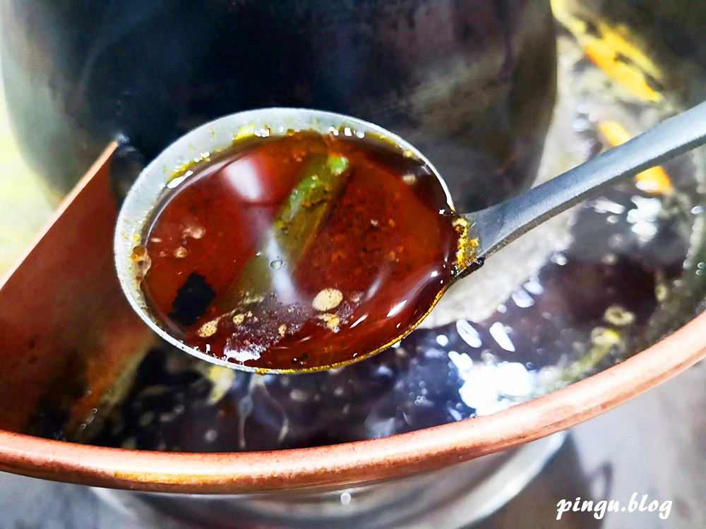 台中美食｜小瀋陽酸菜白肉鍋 東北傳統炭火銅鍋 酸菜白肉+麻辣鍋雙重美味的鴛鴦鍋