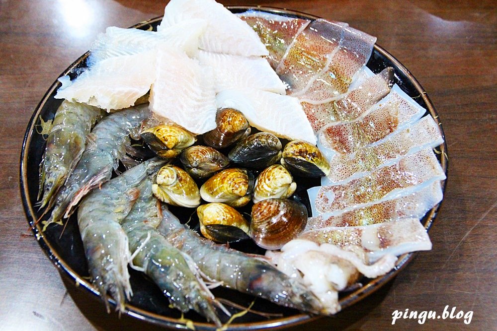 台中美食｜小瀋陽酸菜白肉鍋 東北傳統炭火銅鍋 酸菜白肉+麻辣鍋雙重美味的鴛鴦鍋