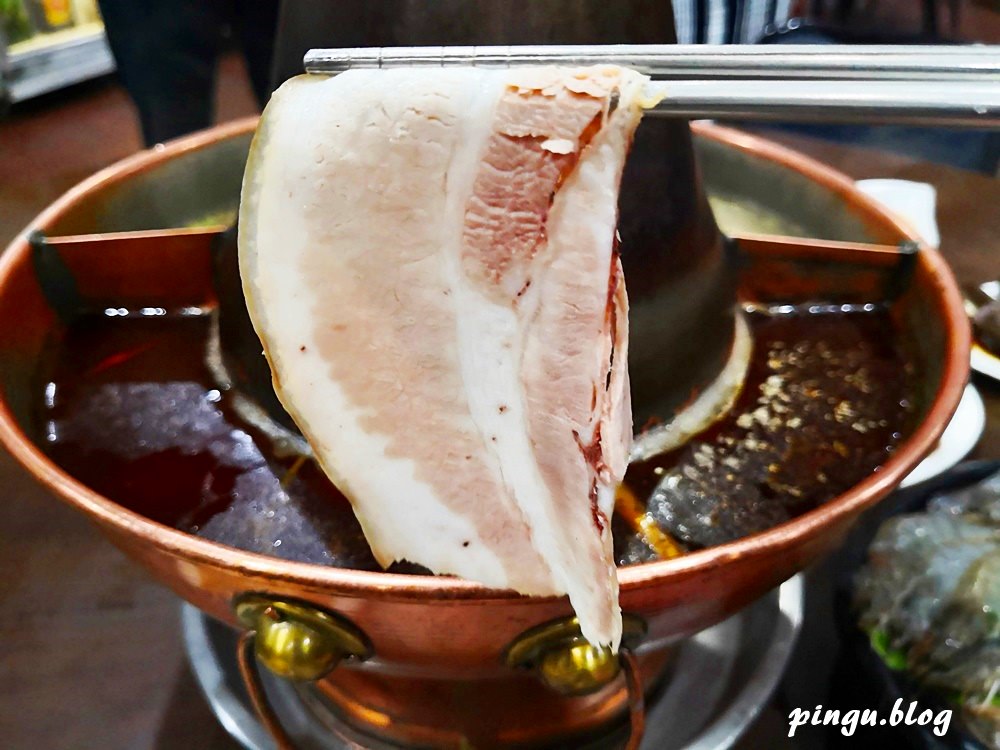 台中美食｜小瀋陽酸菜白肉鍋 東北傳統炭火銅鍋 酸菜白肉+麻辣鍋雙重美味的鴛鴦鍋