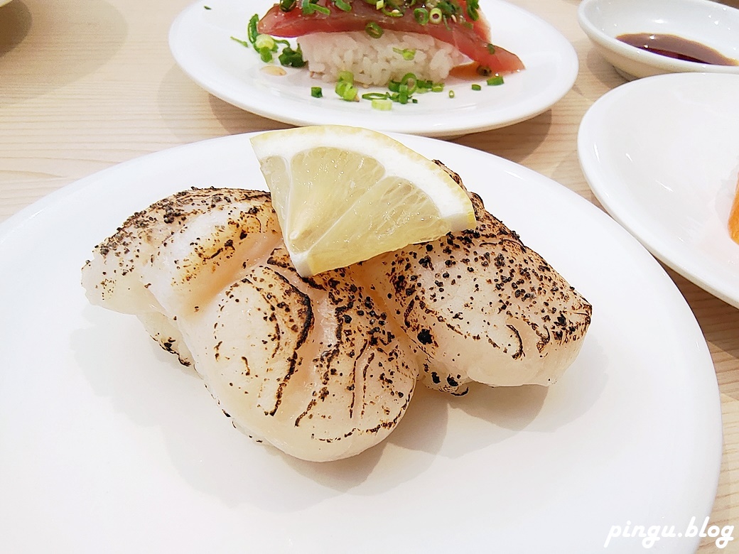 北海素材迴轉壽司｜沖繩美國村美食 迴轉壽司一盤鮭鮭握壽司只要100円