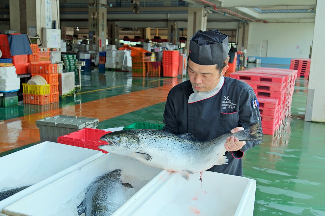 潮港城太陽百匯｜台中Buffet吃到飽推薦 釜山海鮮季開跑 四人同行送巨無霸檸檬泰國蝦 百道料理無限供應 螃蟹/海鮮/牛排/日式料理CP值超高