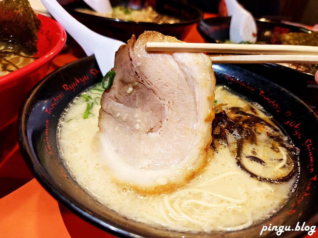 沖繩美食｜通堂拉麵小祿本店 沖繩超人氣排隊美食 一碗湯頭滿足所有味蕾的極致美味