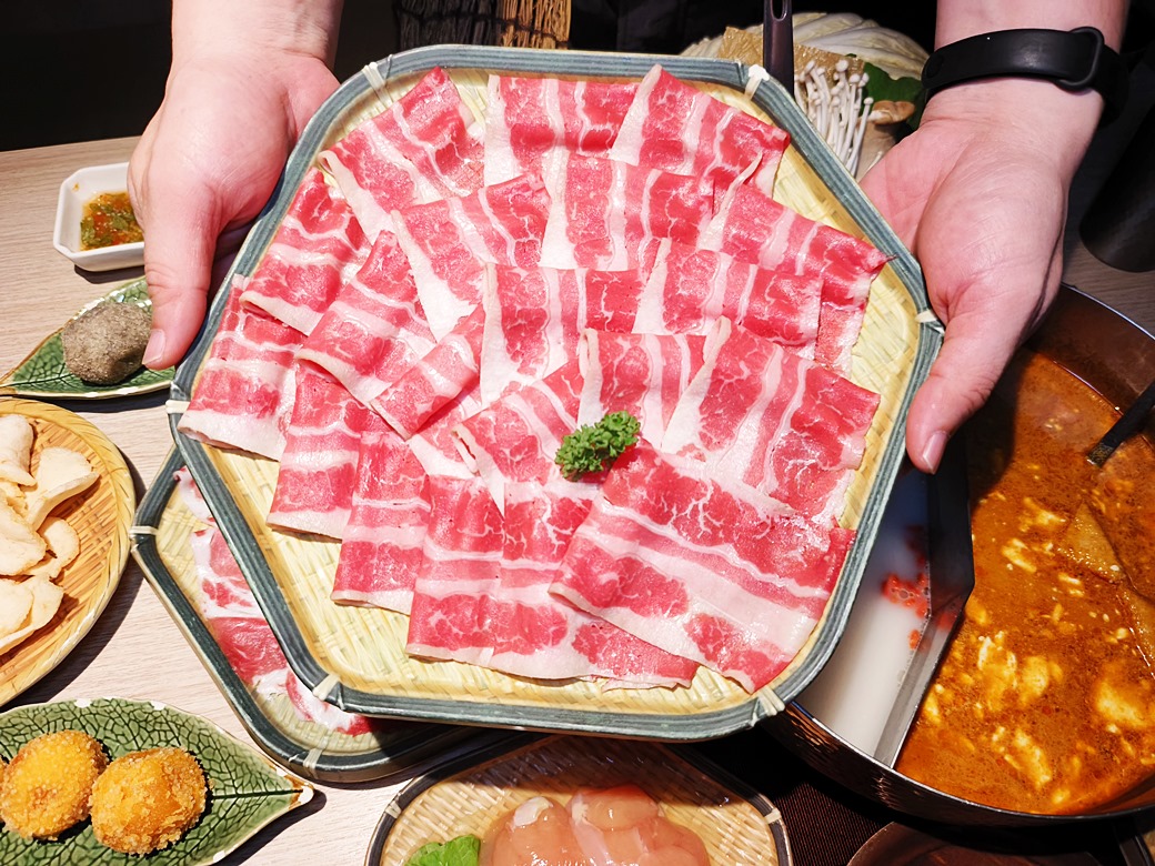 鍋泰暖｜員林最強泰式鍋物 火鍋控必朝聖 叻沙、肉骨茶湯底超濃郁 還有爆漿蝦球等你來試！