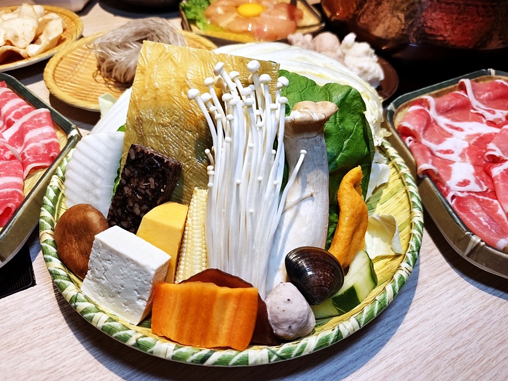 鍋泰暖｜員林最強泰式鍋物 火鍋控必朝聖 叻沙、肉骨茶湯底超濃郁 還有爆漿蝦球等你來試！