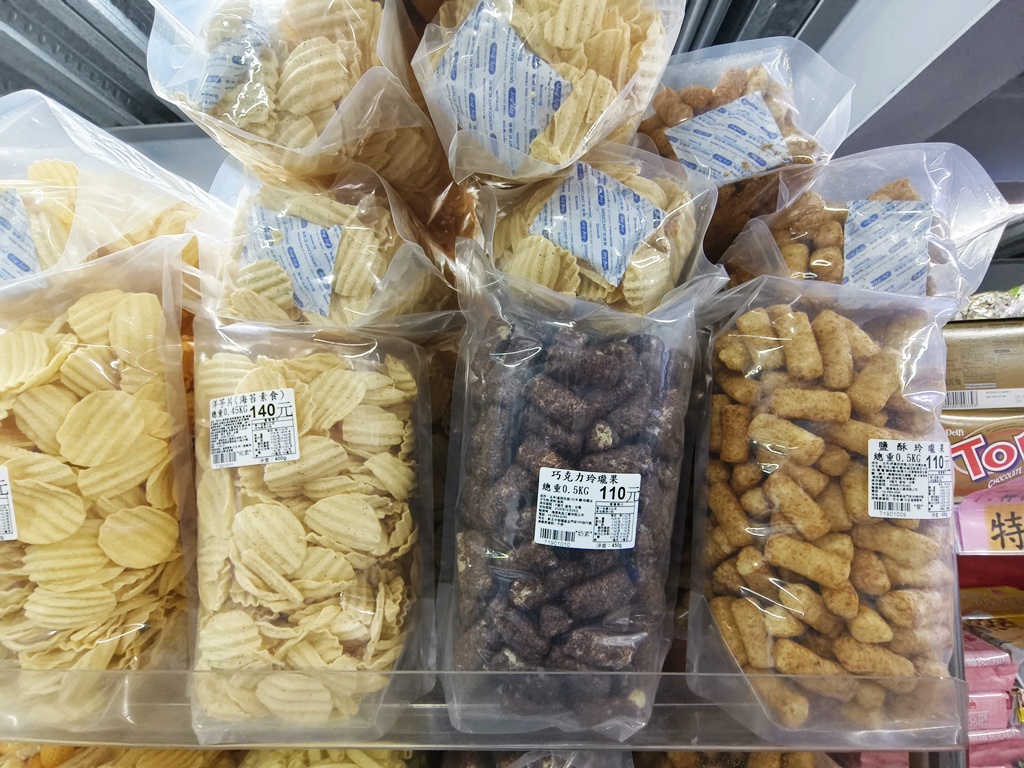 糖果/零食/餅乾/飲料/批發工廠 田園生活廣場中部最大的零食批發工廠 中元普渡/過年的最佳選擇