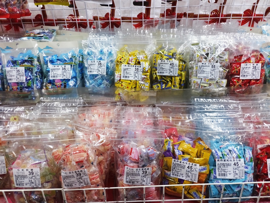 糖果/零食/餅乾/飲料/批發工廠 田園生活廣場中部最大的零食批發工廠 中元普渡/過年的最佳選擇