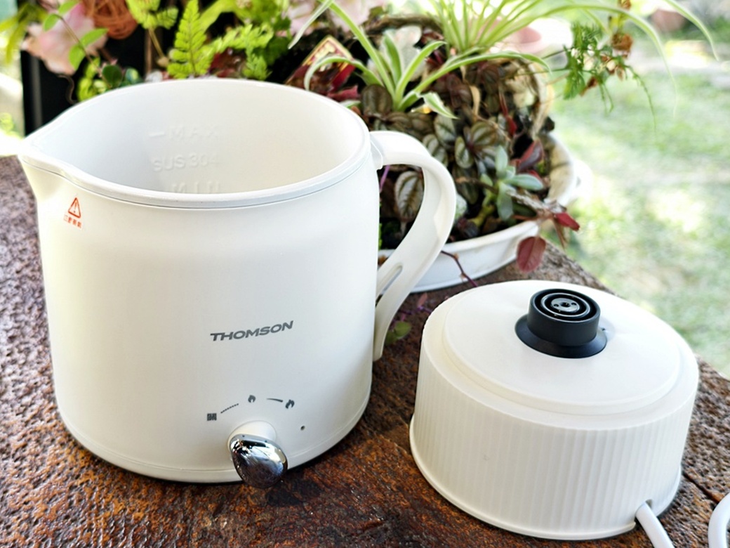 THOMSON 304陶瓷雙電壓防燙旅行美顏鍋 奶油白 TM-SAK66 一機多用出國超方便