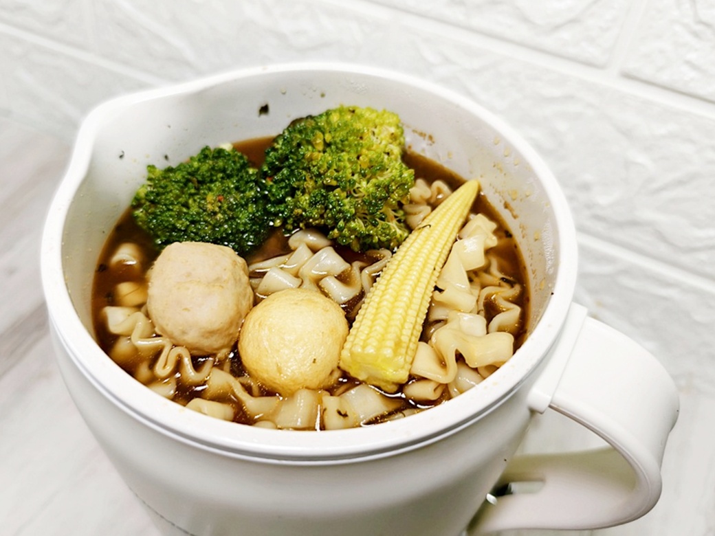 THOMSON 304陶瓷雙電壓防燙旅行美顏鍋 奶油白 TM-SAK66 一機多用出國超方便