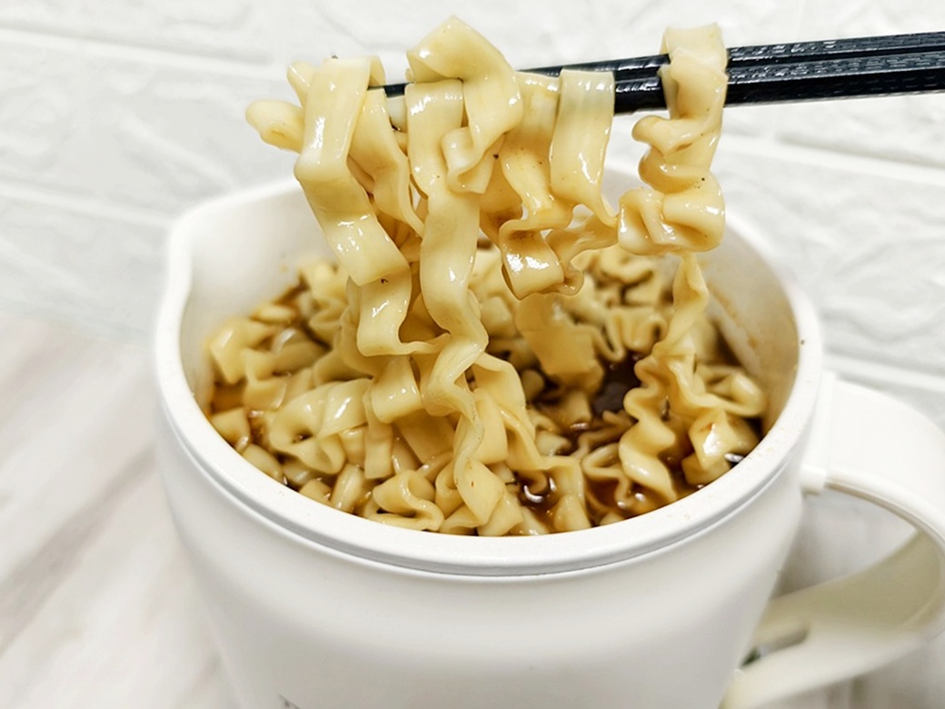 THOMSON 304陶瓷雙電壓防燙旅行美顏鍋 奶油白 TM-SAK66 一機多用出國超方便